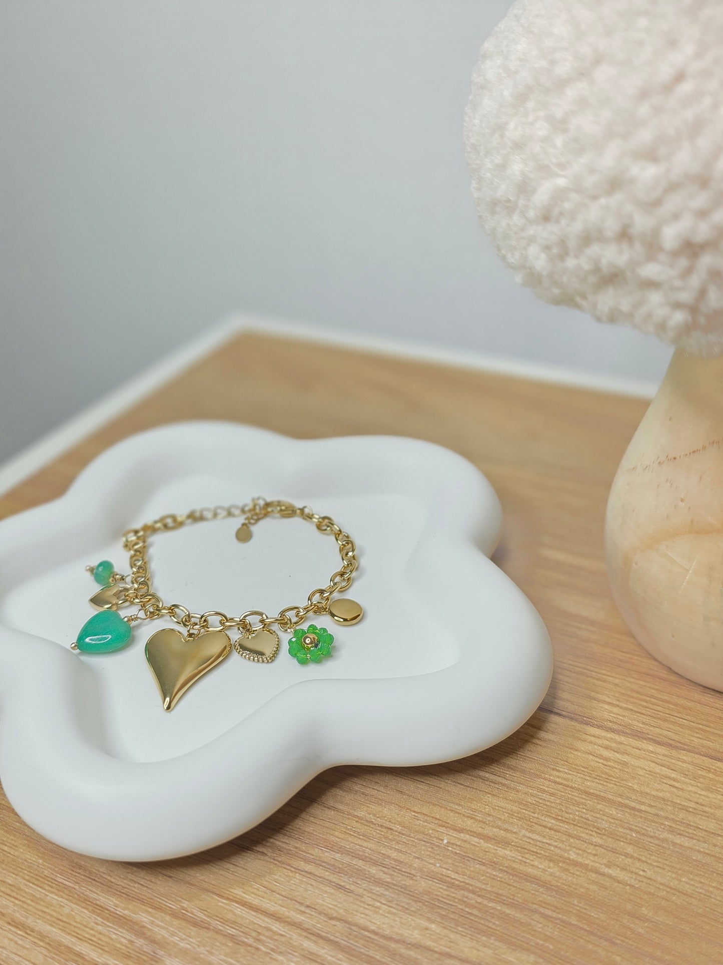 Green heart bracelet gold