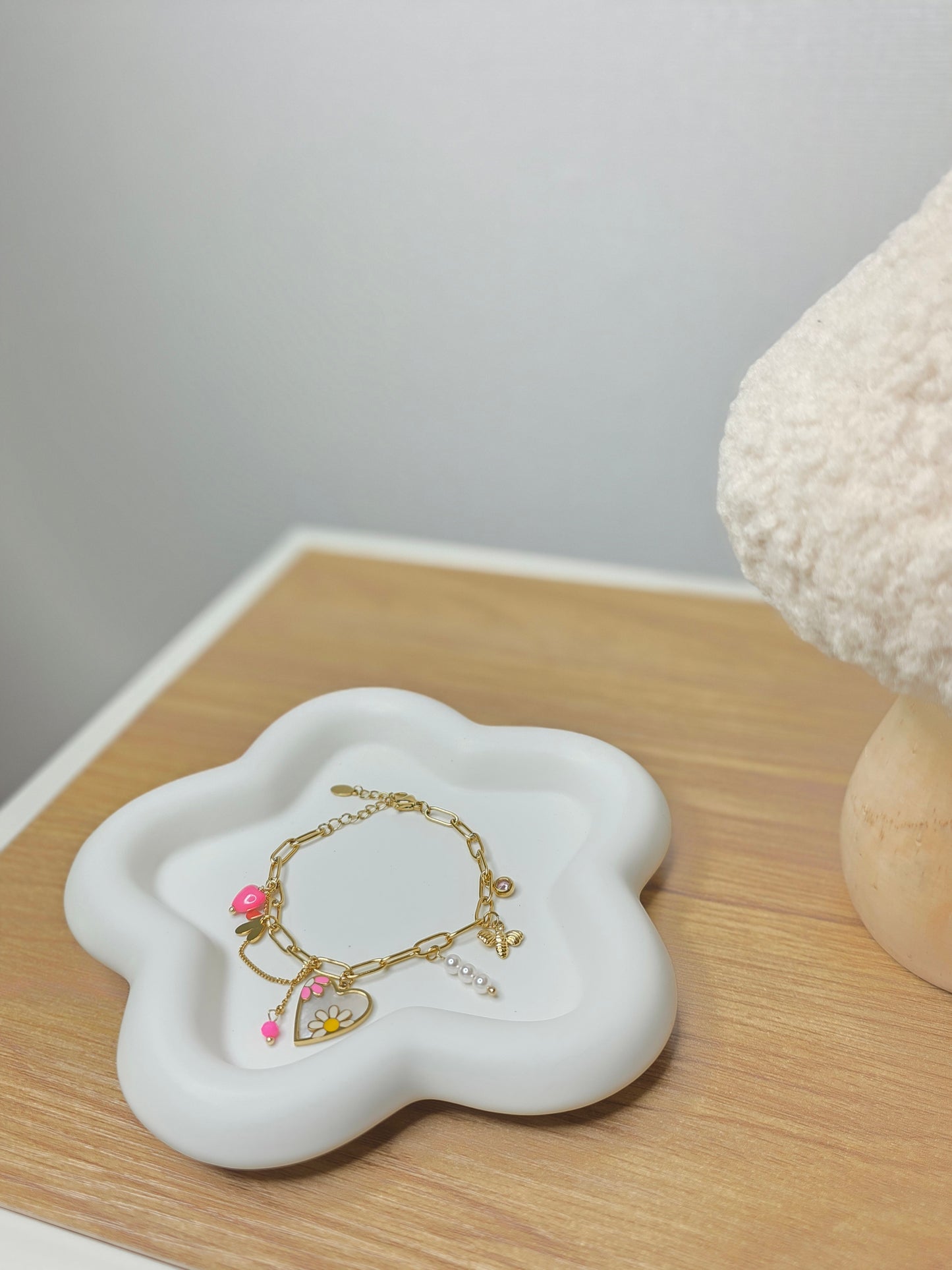 Pink pearl bracelet gold