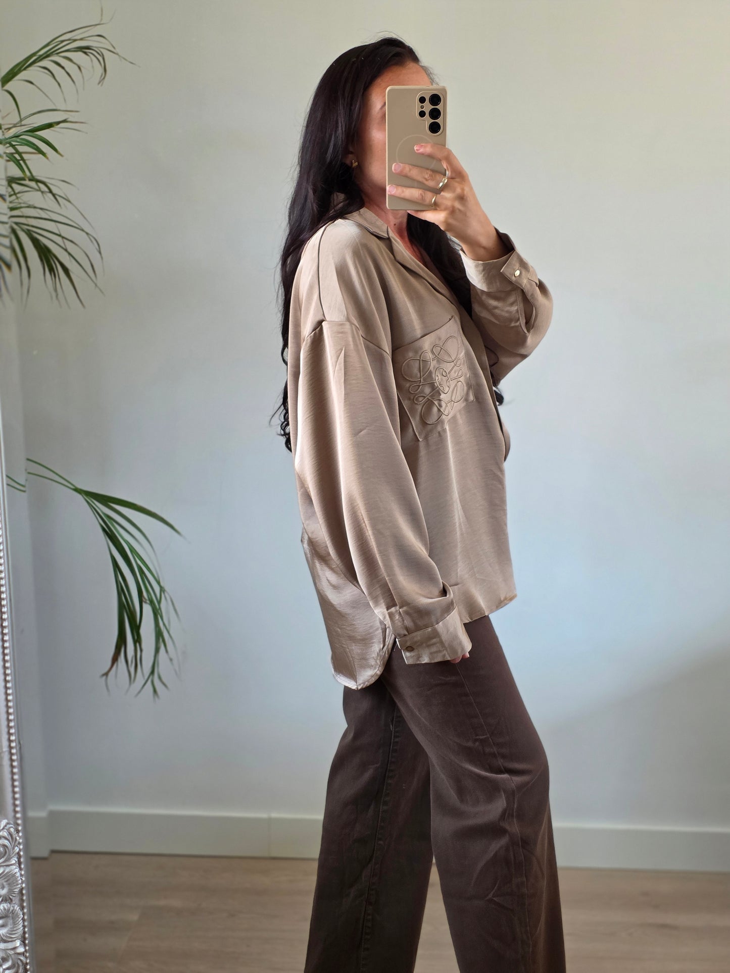 Satijnen blouse taupe