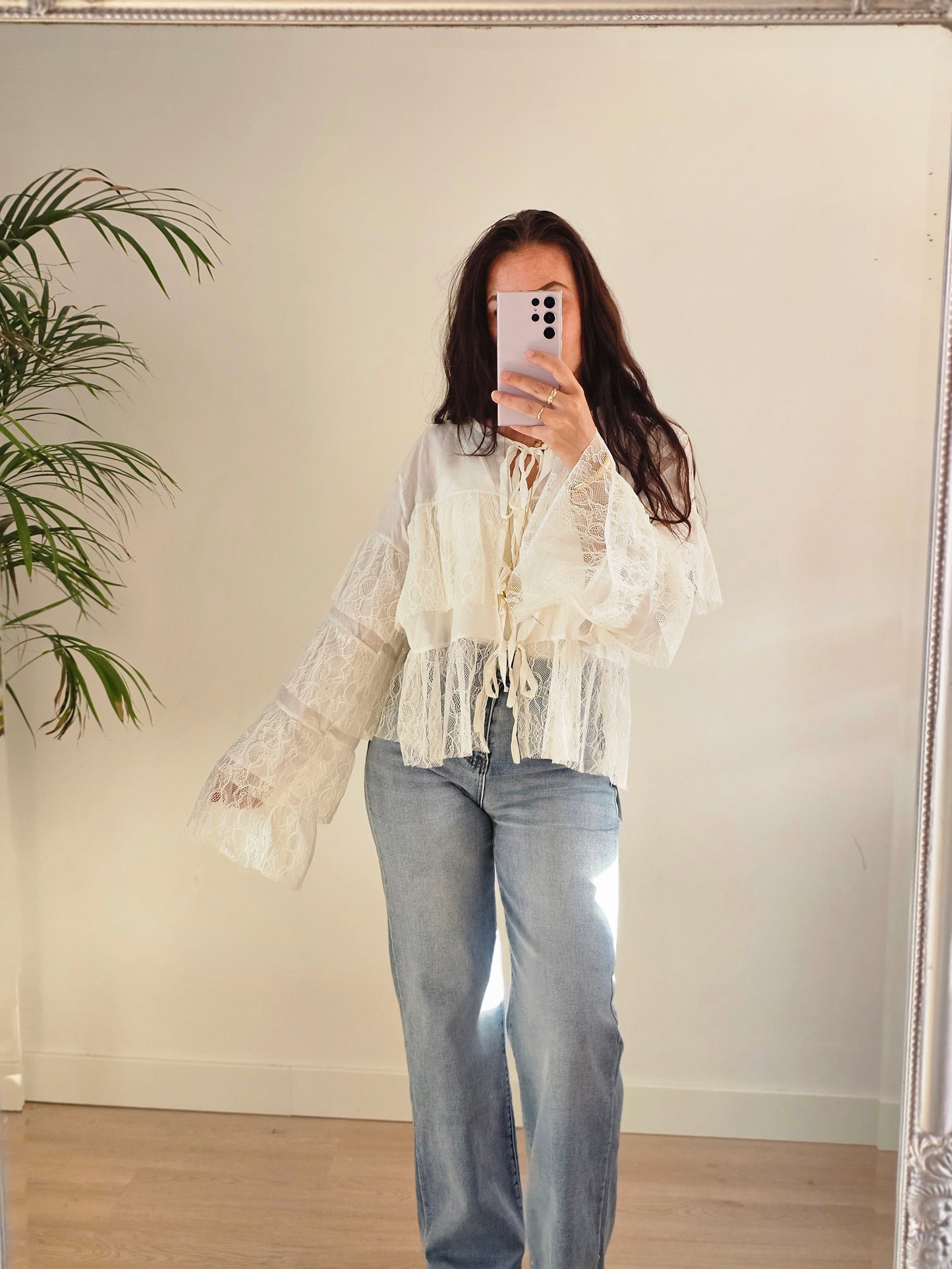Lace ruffle blouse wit