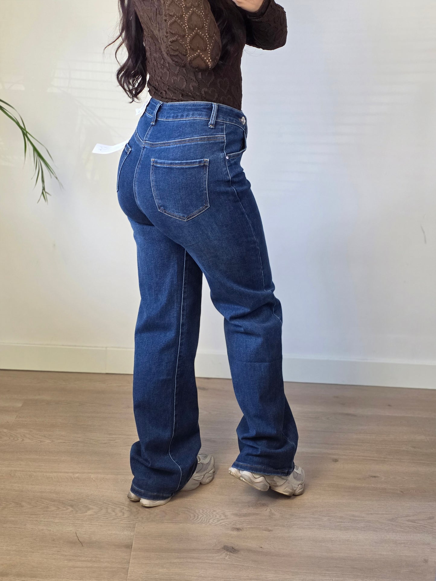 Jeans met asymmetrische taille.