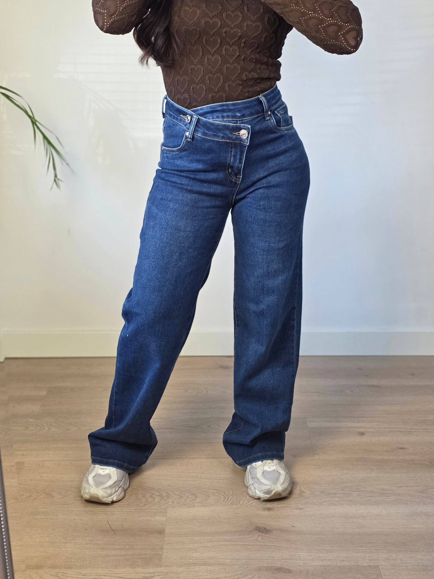 Jeans met asymmetrische taille.