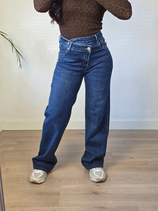 Jeans met asymmetrische taille.